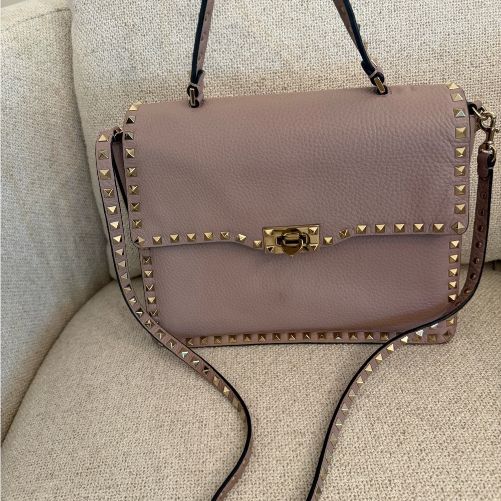 Valentino Pebbled Calfskin Rockstud Flip Lock Top Handle Bag (nude leather)